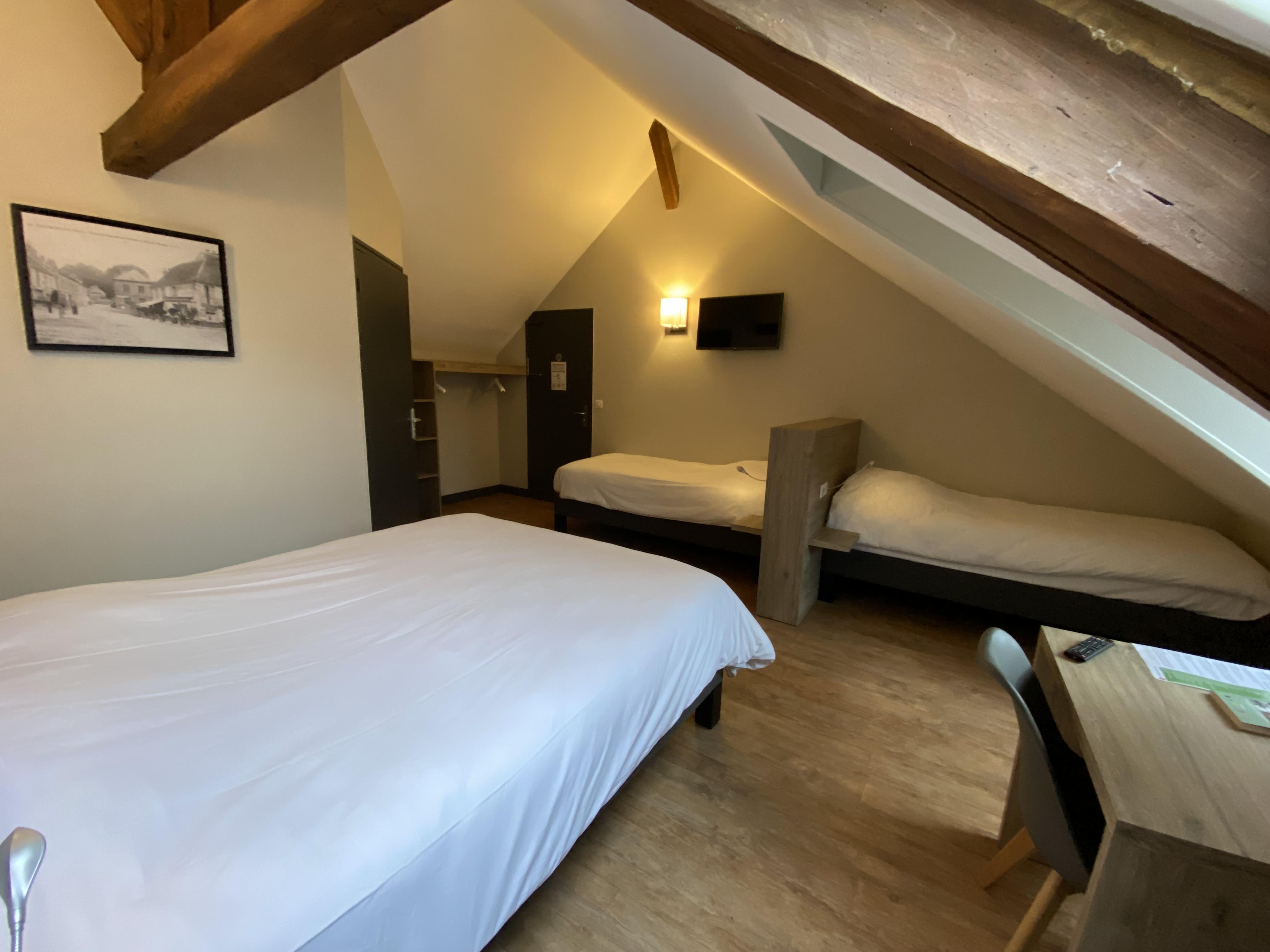 Logis - Hotel & Restaurant Saint Nicolas Chaumont en Vexin Bagian luar foto