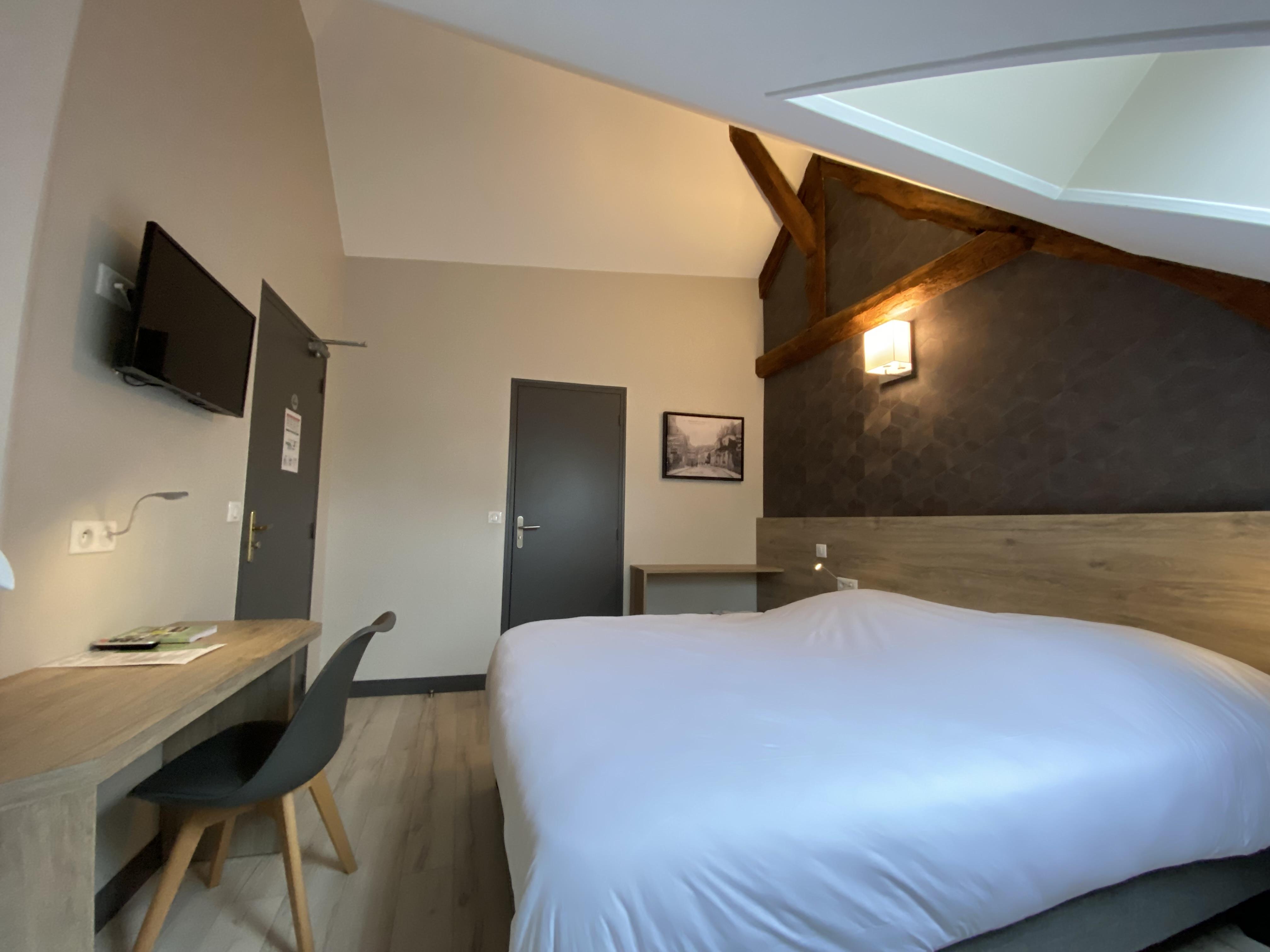 Logis - Hotel & Restaurant Saint Nicolas Chaumont en Vexin Bagian luar foto