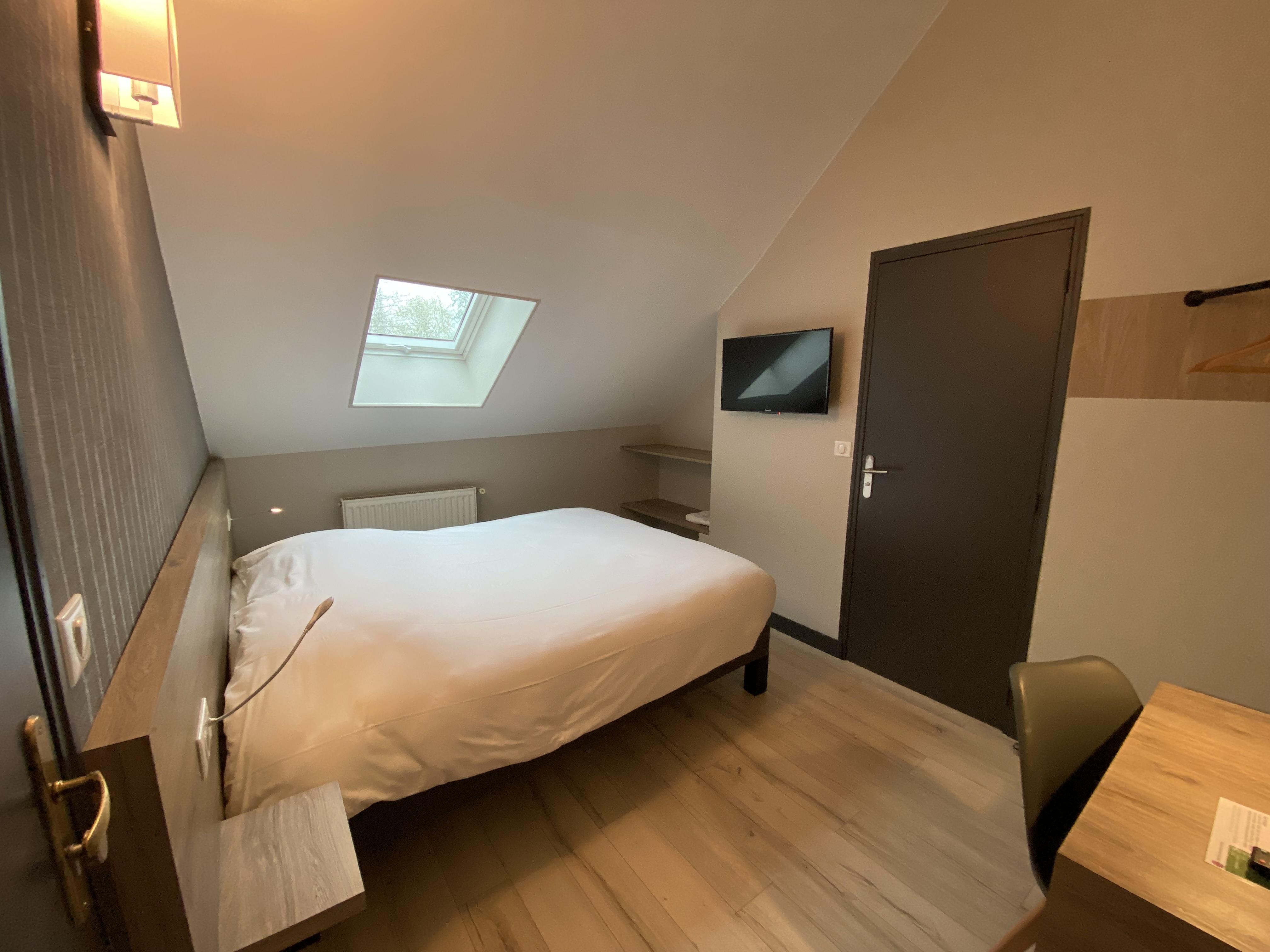 Logis - Hotel & Restaurant Saint Nicolas Chaumont en Vexin Bagian luar foto